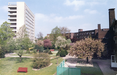 826397 Gezicht in de zustertuin aan de westzijde van het Diakonessenhuis (Bosboomstraat 1) te Utrecht; links het Witte ...